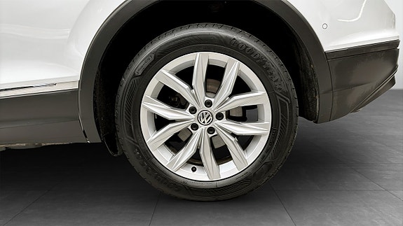 Volkswagen Tiguan 6 of 12