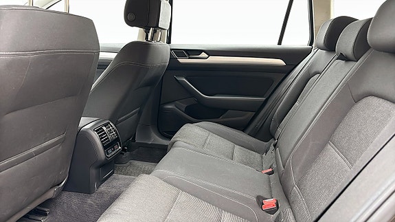Volkswagen Passat 11 of 17