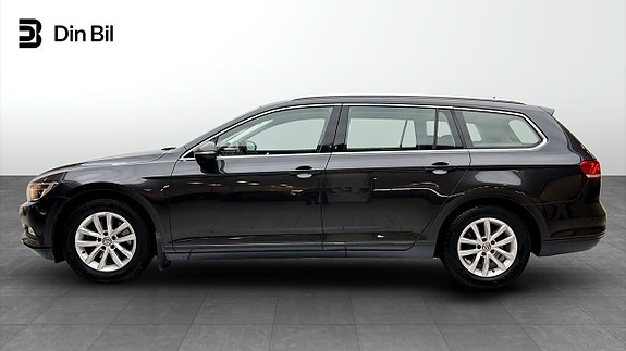 Volkswagen Passat 2 of 17