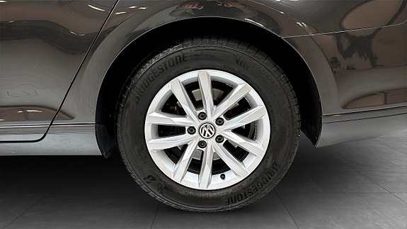 Volkswagen Passat 6 of 17