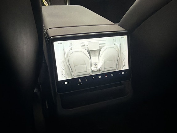 Tesla Model Y 27 of 30