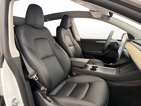 Tesla Model Y 28 of 30