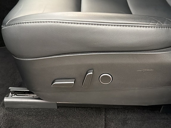 Tesla Model Y 26 of 30