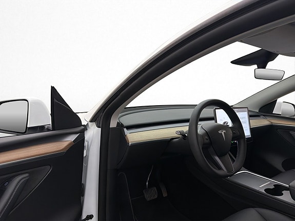 Tesla Model Y 11 of 30