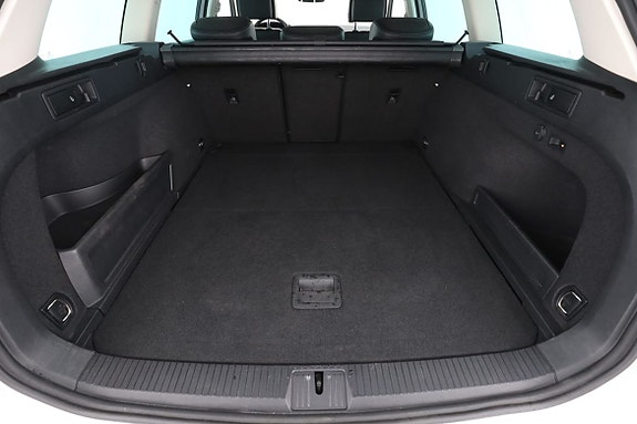 Volkswagen Passat 18 of 30