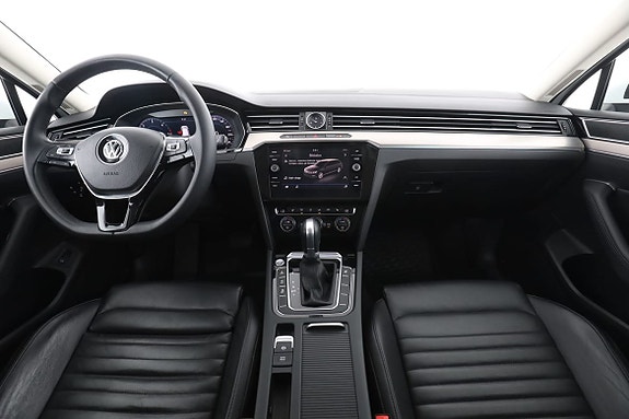 Volkswagen Passat 13 of 30