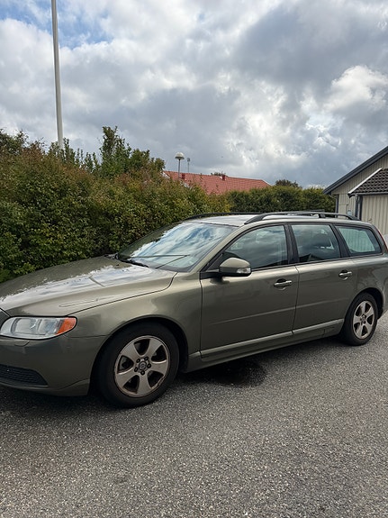 Volvo V70 2 of 9