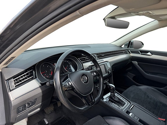 Volkswagen Passat 11 of 16