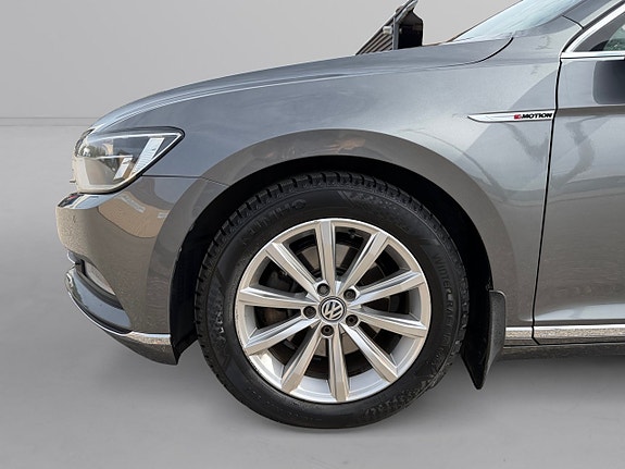 Volkswagen Passat 3 of 16