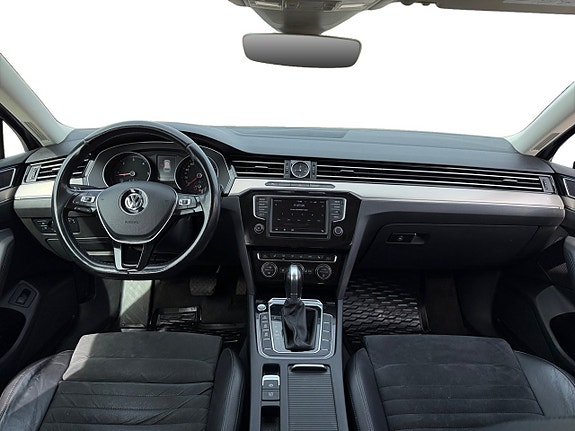 Volkswagen Passat 12 of 16