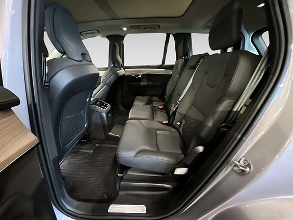 Volvo XC90 10 of 18