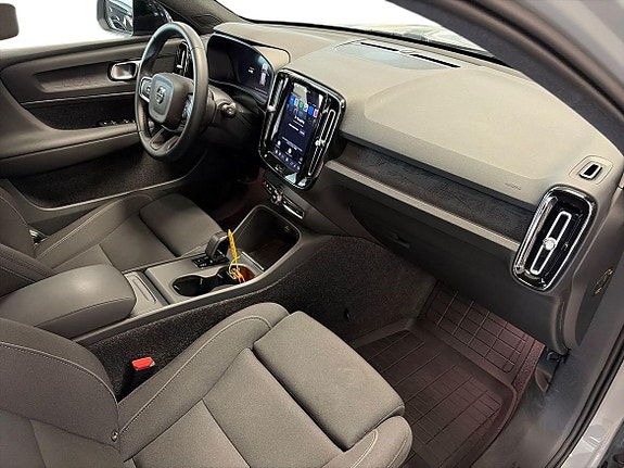 Volvo EX40 11 of 26