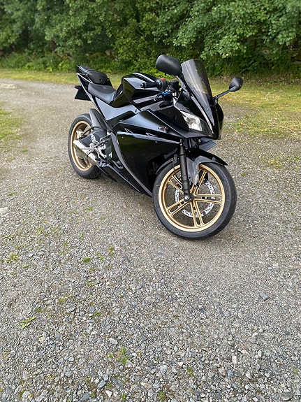 Yamaha YZF-R125 2 of 5