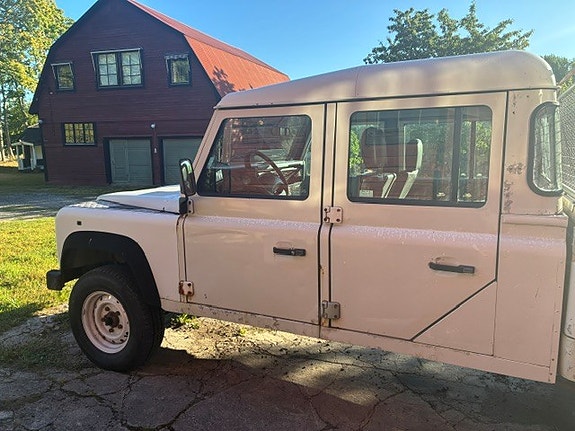 Land Rover Defender 130 5 of 6