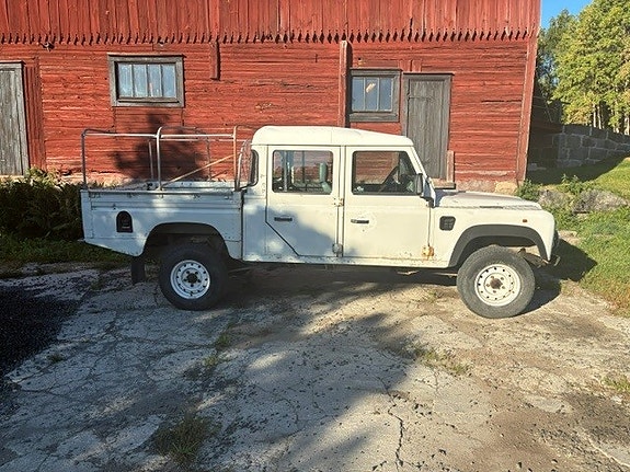 Land Rover Defender 130 2 of 6