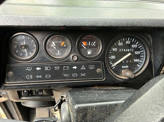 Land Rover Defender 130 3 of 6