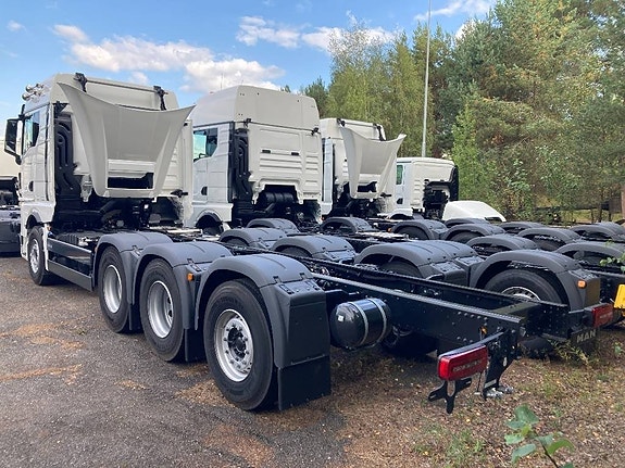 MAN TGX 35.520 8x4-4 BL CH chassi 2 of 5