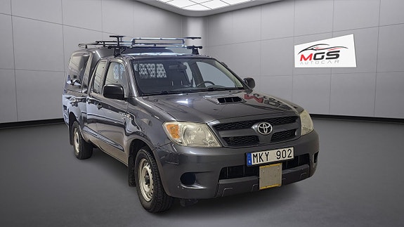 Toyota HiLux 2 of 18
