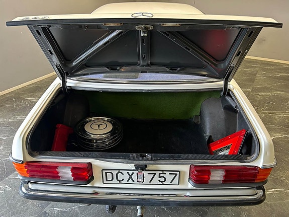 Mercedes-Benz 200 11 of 25