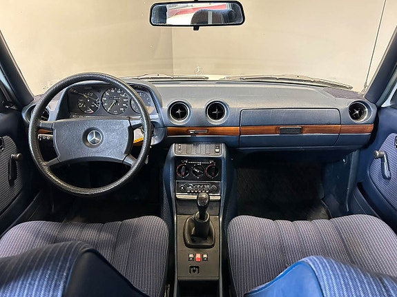 Mercedes-Benz 200 12 of 25