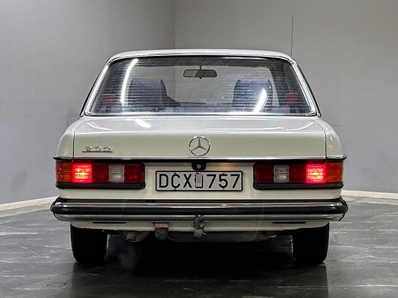 Mercedes-Benz 200 7 of 25