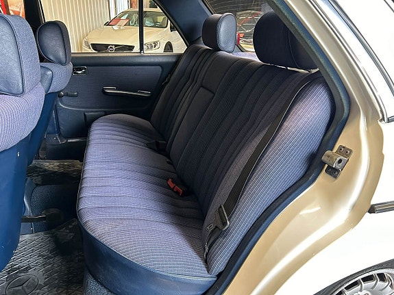 Mercedes-Benz 200 18 of 25