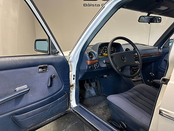 Mercedes-Benz 200 13 of 25