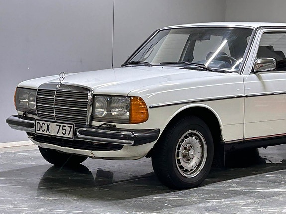 Mercedes-Benz 200 3 of 25