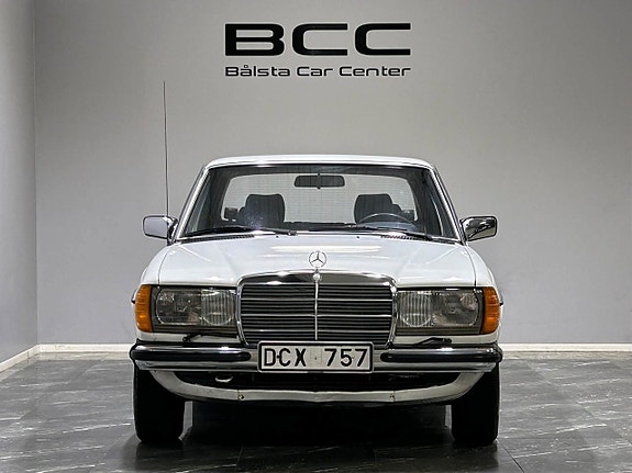 Mercedes-Benz 200 2 of 25