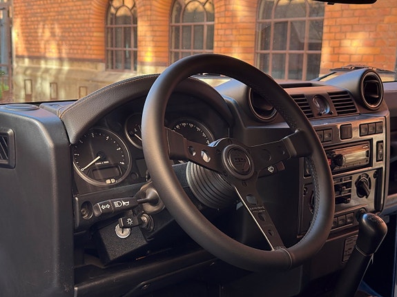Land Rover Defender 110 21 of 30