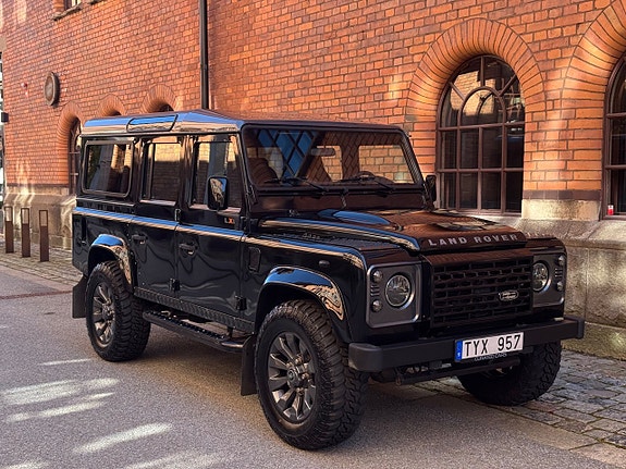Land Rover Defender 110 13 of 30