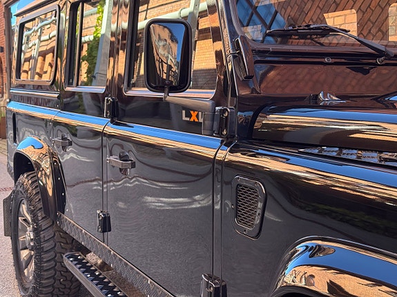 Land Rover Defender 110 18 of 30