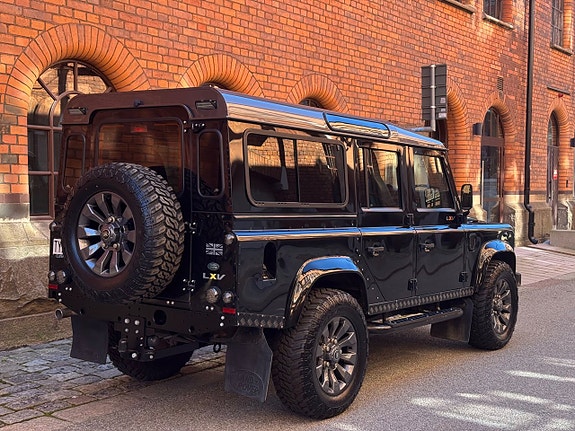 Land Rover Defender 110 19 of 30