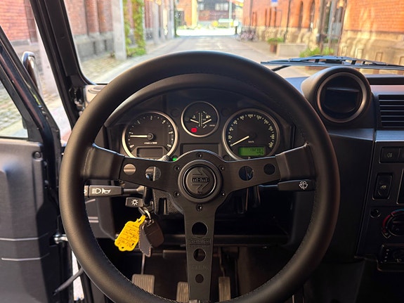 Land Rover Defender 110 22 of 30