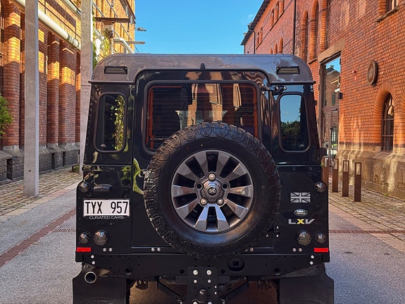 Land Rover Defender 110 15 of 30