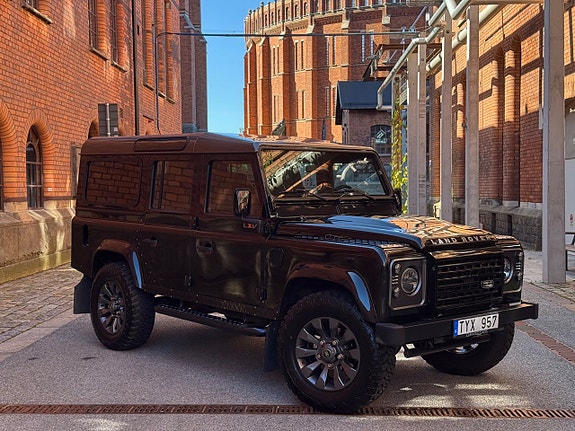 Land Rover Defender 110 10 of 30