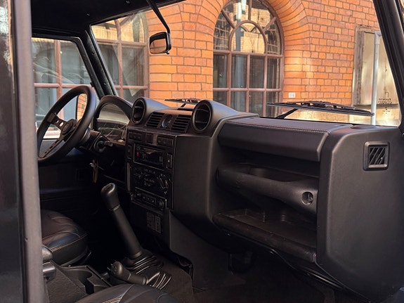 Land Rover Defender 110 29 of 30