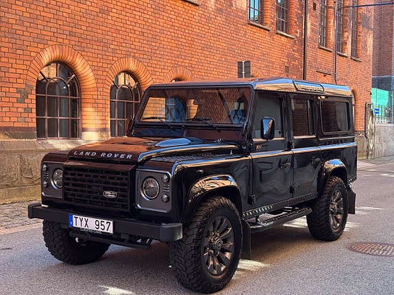 Land Rover Defender 110 8 of 30