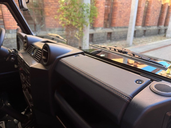 Land Rover Defender 110 28 of 30