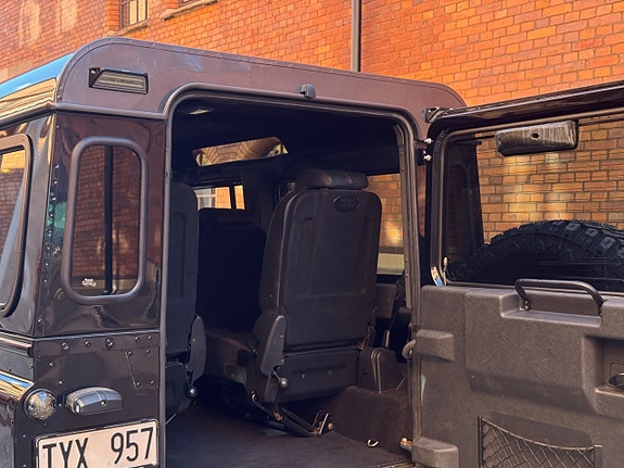 Land Rover Defender 110 17 of 30