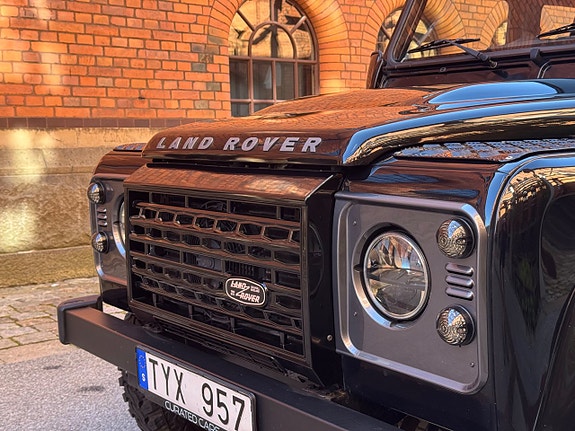 Land Rover Defender 110 9 of 30