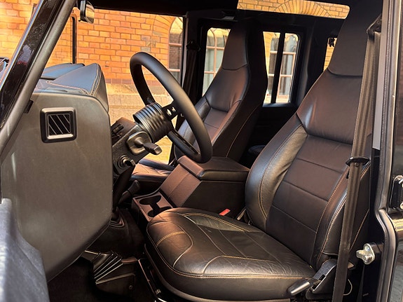 Land Rover Defender 110 20 of 30