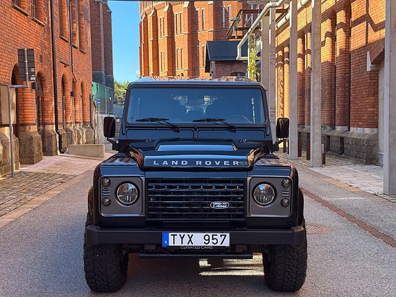 Land Rover Defender 110 7 of 30