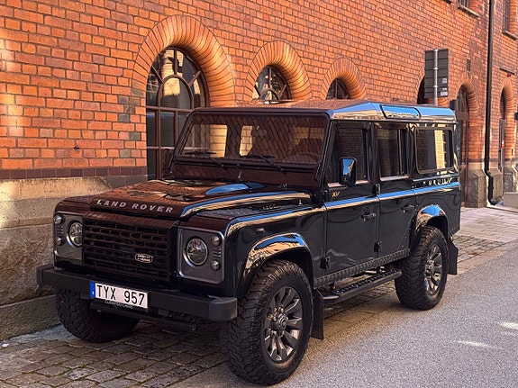 Land Rover Defender 110 4 of 30