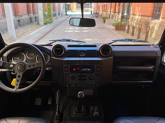 Land Rover Defender 110 23 of 30