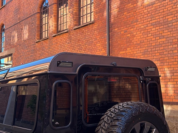 Land Rover Defender 110 16 of 30
