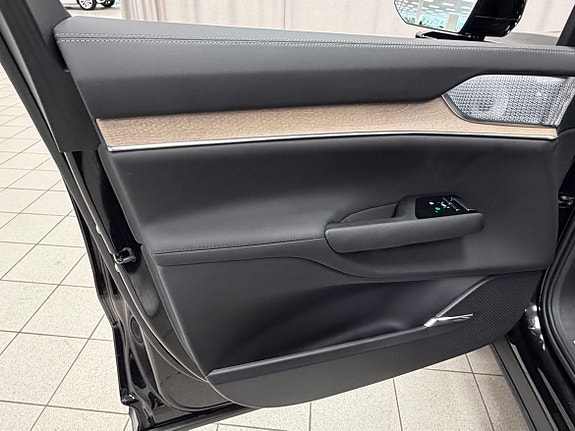 Volvo EX90 4 of 27