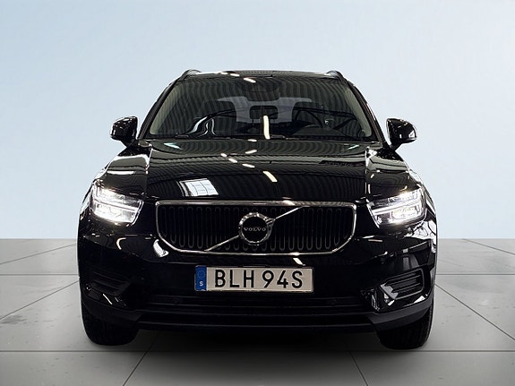 Volvo XC40 2 of 21
