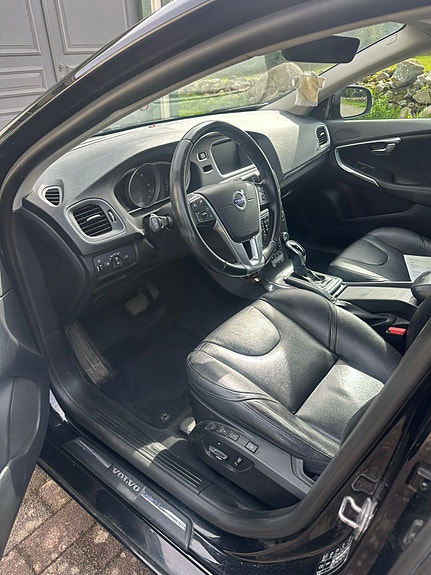 Volvo V40 2 of 6