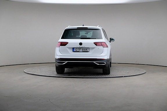 Volkswagen Tiguan 2 of 3